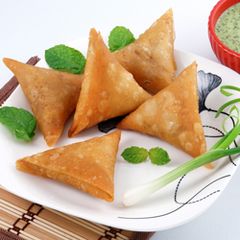 A picture of Delicious Meat Samosa.