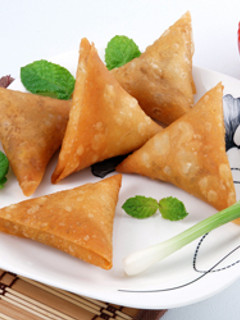 A picture of Delicious Meat Samosa.