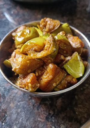 ड्राई हरे बैगन की सब्जी (Dry Green Eggplant Sabzi Recipe in Hindi) रेसिपी मुख्य फोटो