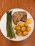 Atún a la plancha con espárragos trigueros y patatas asadas