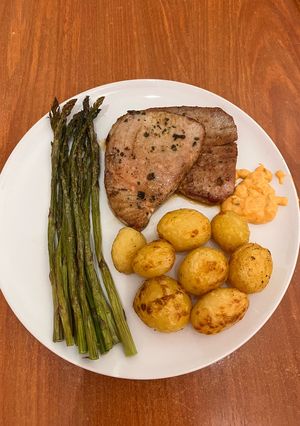 Una foto de Atún a la plancha con espárragos trigueros y patatas asadas