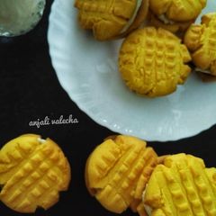A picture of Custard cream cookies.