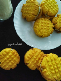 A picture of Custard cream cookies.