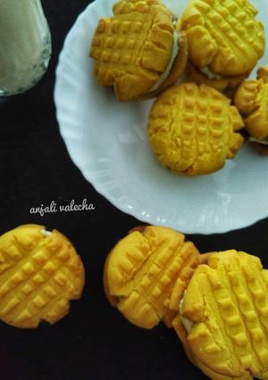 A picture of Custard cream cookies.