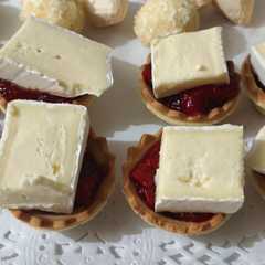 Una foto de Tartaletas de Pimiento Piquillo con Queso Brie