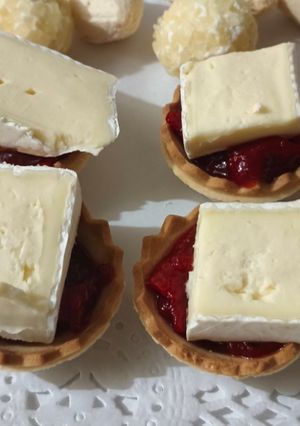 Una foto de Tartaletas de Pimiento Piquillo con Queso Brie