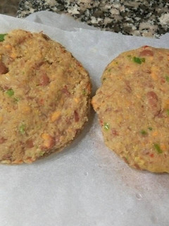 Una foto de Hamburguesas de avena y judías pintas veganas