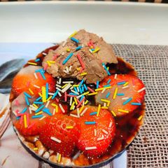 A picture of Strawberry Choco Rice Cake.