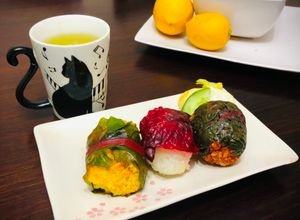 Una foto de Metamorfosis omusubi rollo de Acelga rojo Japonés kawariomusubi🇺🇾🇯🇵変わりおむすび（不断草包み）🍱para lonchera