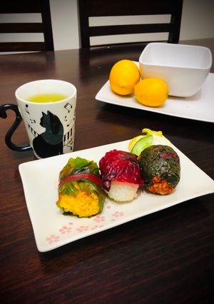Una foto de Metamorfosis omusubi rollo de Acelga rojo Japonés kawariomusubi🇺🇾🇯🇵変わりおむすび(不断草包み)🍱para lonchera