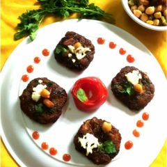 A picture of Cheese Spinach Sahezwan FRITTERS With Cahna PeanutSalad.