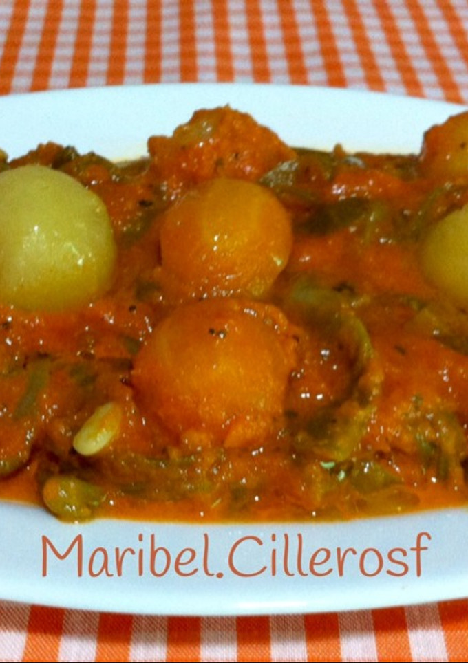 Una foto de Judías verdes, patatas y zanahorias en salsa de pimientos del piquillo