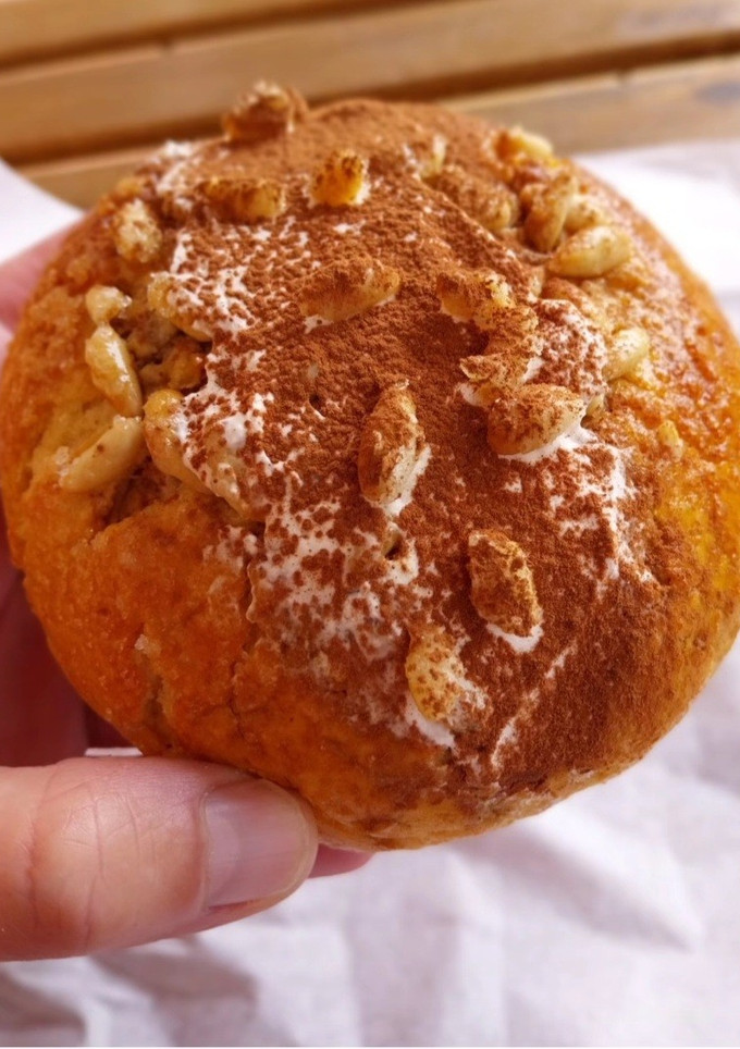 Una foto de Bollito brioche de piñones de tiramisú