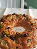 Ciambellone salato con cavolo romanesco, acciughe e olive