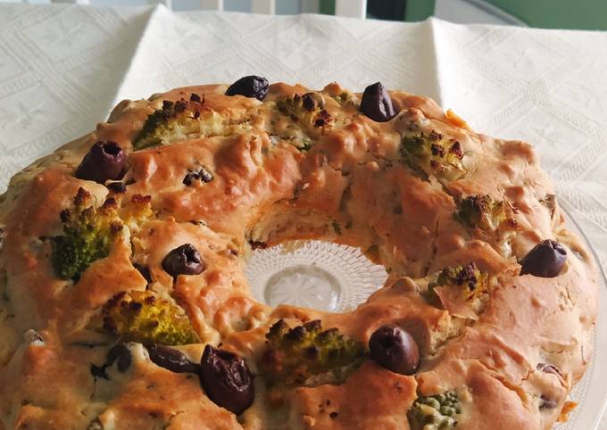 Ciambellone salato con cavolo romanesco, acciughe e olive