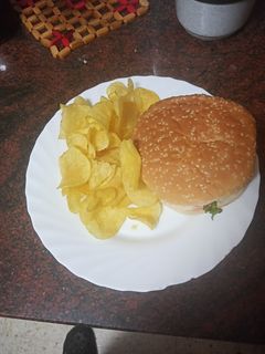 Una foto de Hamburguesa de pescado empanado, ensalada remolacha y huevo duro