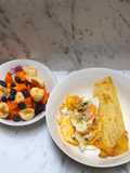 Desayuno fácil, rápido y para chuparte los dedos: huevo con envuelto y frutica picada 😍