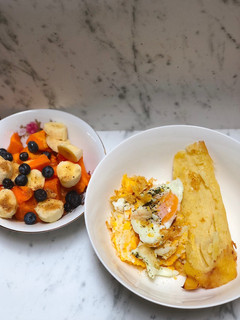 Una foto de Desayuno fácil, rápido y para chuparte los dedos: huevo con envuelto y frutica picada 😍