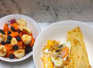 Una foto de Desayuno fácil, rápido y para chuparte los dedos: huevo con envuelto y frutica picada 😍