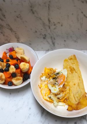 Una foto de Desayuno fácil, rápido y para chuparte los dedos: huevo con envuelto y frutica picada 😍