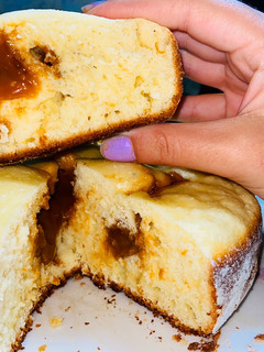 Una foto de Bizcochuelo de coco con dulce de leche