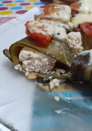 Una foto de Arrolladitos de pollo y pencas de acelga