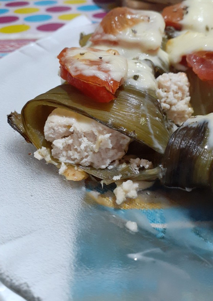 Una foto de Arrolladitos de pollo y pencas de acelga