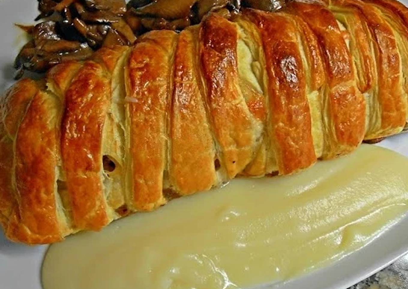 Solomillo wellington con salsa de manzanas y setas
