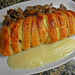 Una foto de Solomillo wellington con salsa de manzanas y setas