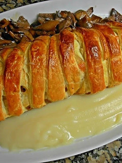 Una foto de Solomillo wellington con salsa de manzanas y setas