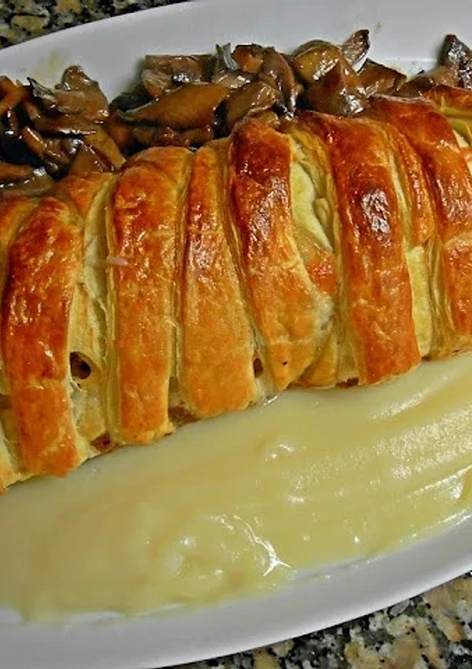 Una foto de Solomillo wellington con salsa de manzanas y setas