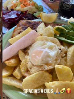 Una foto de Pescada Frita papas fritas y huevo 🍛💜✈️