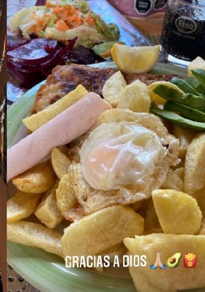 Una foto de Pescada Frita papas fritas y huevo 🍛💜✈️