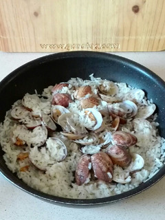 Una foto de Arroz con almejas