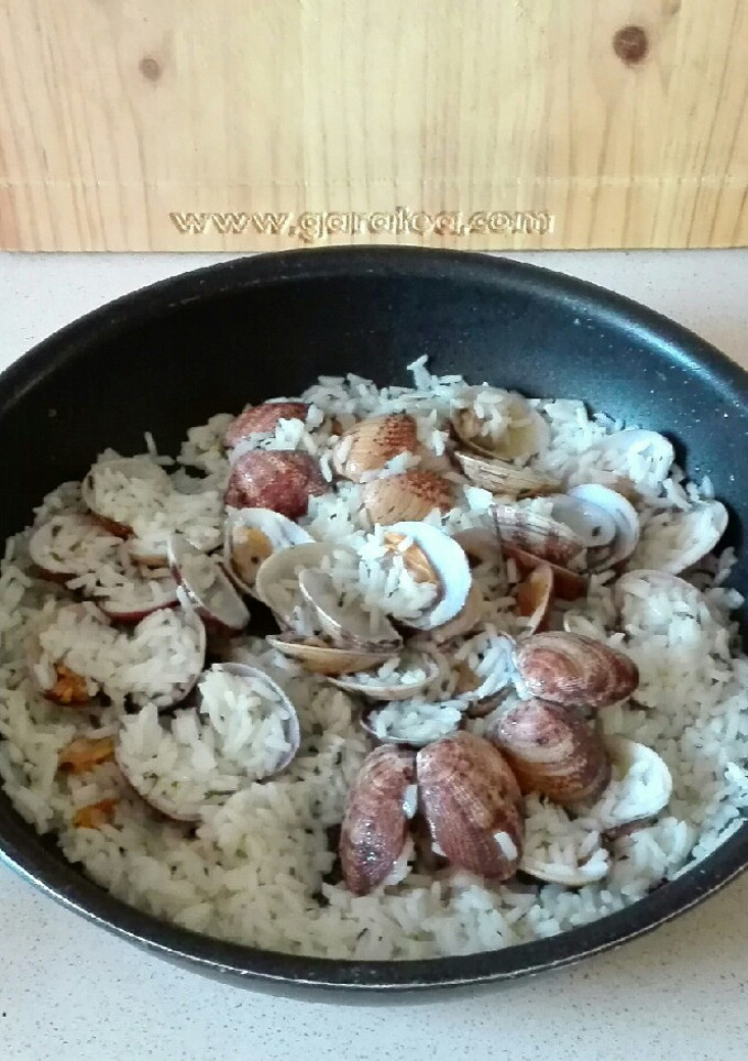Una foto de Arroz con almejas
