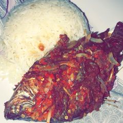 A picture of Roasted fish and Plain White rice 🍚 🐟.