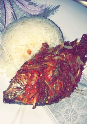 A picture of Roasted fish and Plain White rice 🍚 🐟.
