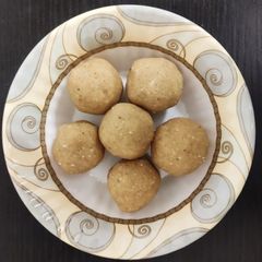 A picture of Sattu powder laddu.