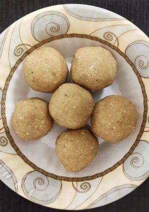 A picture of Sattu powder laddu.