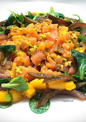 Foto di Insalatina di tartare di salmone con crema di mango