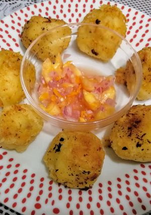 Una foto de Yuquitas Rellenas con Chorizo Regional y Ají de Cocona