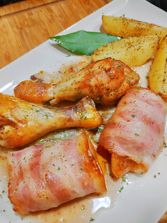 Una foto de Pollo con Cebolla al Vino Blanco y Bacon con Ciruelas
