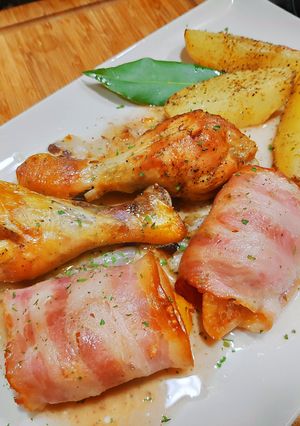 Una foto de Pollo con Cebolla al Vino Blanco y Bacon con Ciruelas