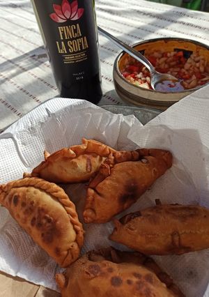 Una foto de Empanadas carne cortada a cuchillo, fritas