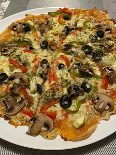 Una foto de Pizza casera con verduras
