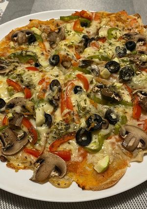 Una foto de Pizza casera con verduras