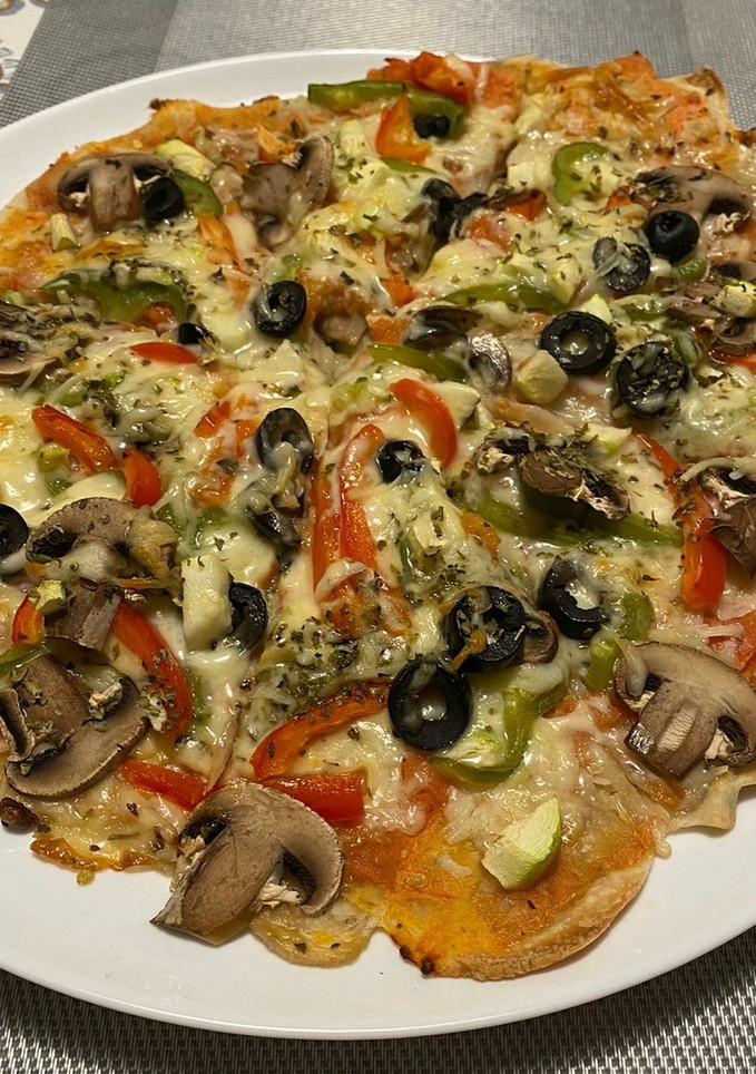 Una foto de Pizza casera con verduras