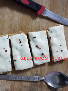 गार्लिक ब्रेड (Garlic bread recipe in marathi) रेसिपी चे मुख्य फोटो