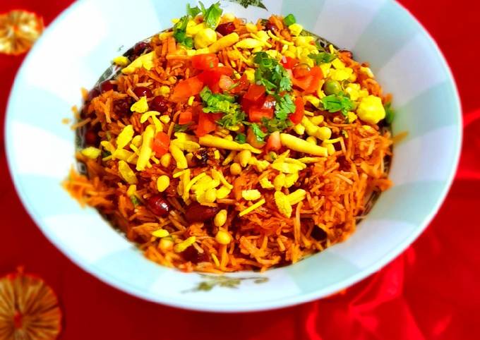 Spicy Egg Noodles Bhel Recipe
