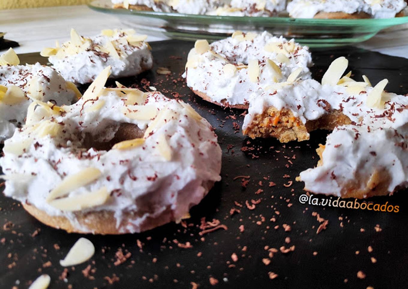 Donuts carrot cake con frosting de coco saludable